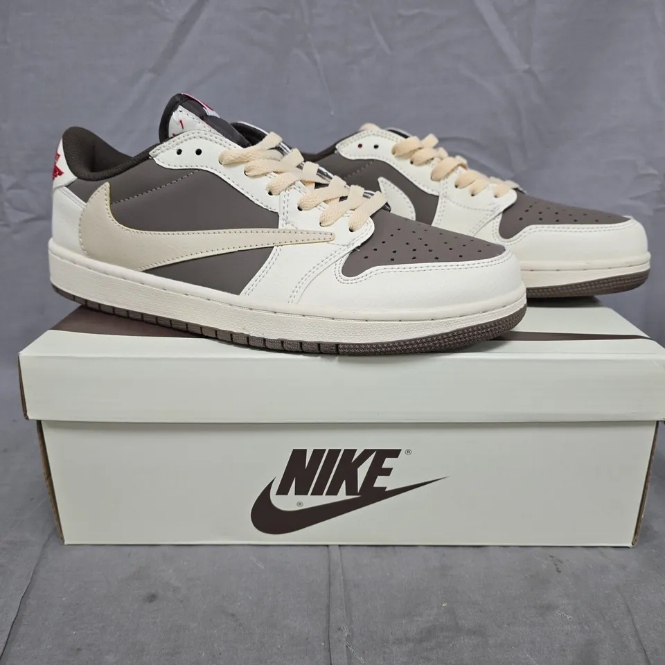 BOXED PAIR OF NIKE AIR JORDAN 1 CACTUS JACK TRAINERS IN CREAM/BROWN SIZE UK 8.5