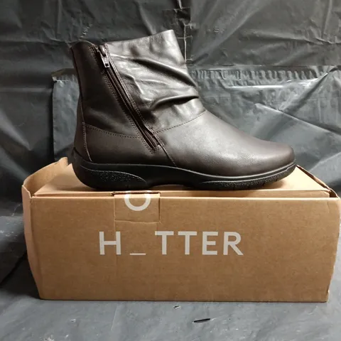 BOXED PAIR OF HOTTER WHISPER WIDE ANKLE BOOTS IN CHOCOLATE SIZE UK 6.5