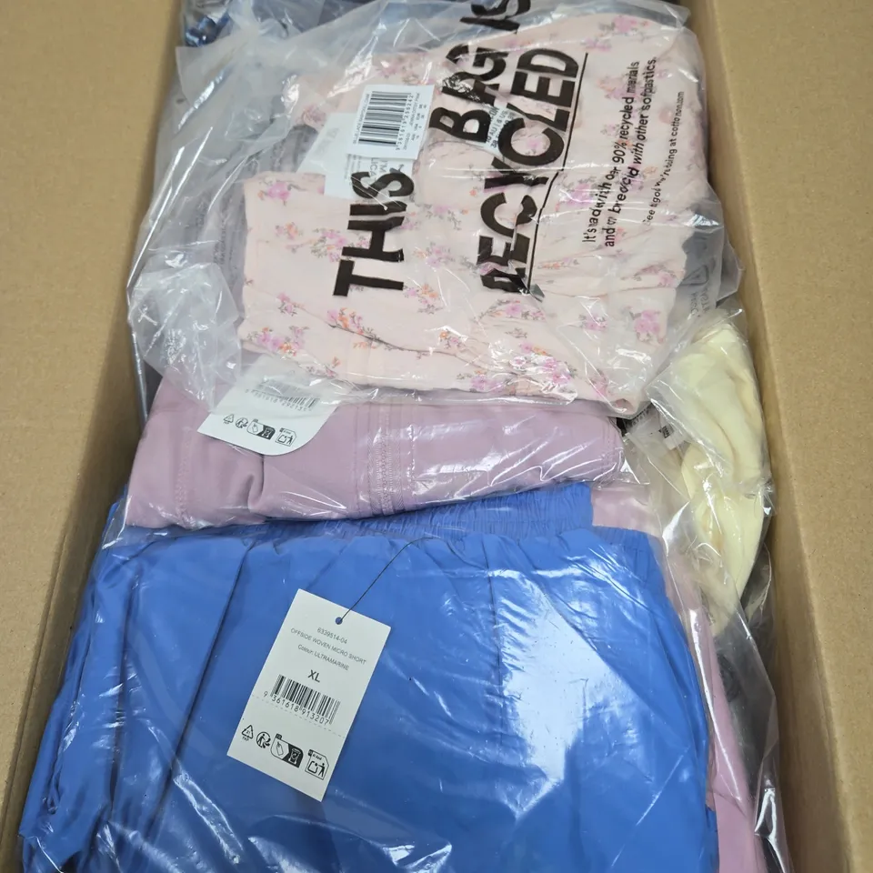 APPROXIMATELY 15 ASSORTED CLOTHING ITEMS IN VARIOUS SIZES, COLOURS & STYLES