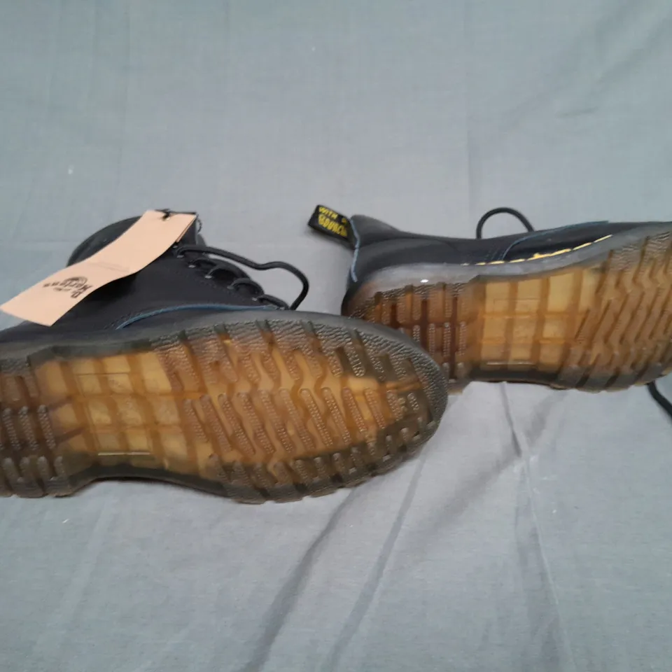 UNBOXED PAIR OF DR MARTINS THE ORGINAL BOOT SIZE 5.5 UK 
