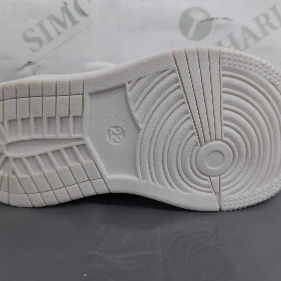 BOXED PAIR OF DESIGNER INFANT SHOES IN WHITE EU SIZE 22