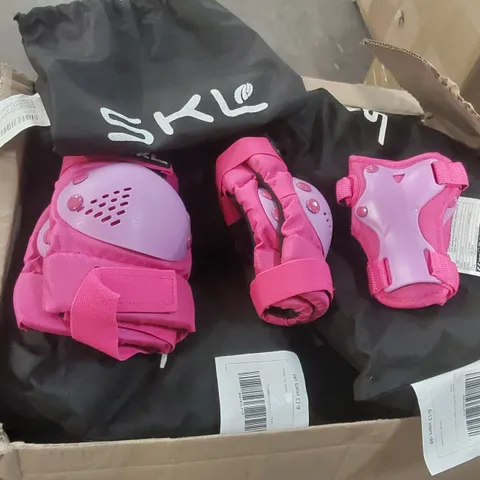 BOX CONTAINING A LARGE QUANTITY OF KIDS' KNEE PAD SETS - ASSORTED COLOURS