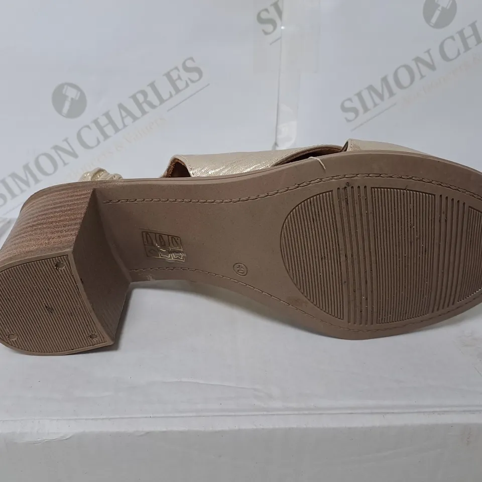 UNBOXED MODA IN PELLE LASSANDRA SANDAL IN GOLD SIZE 7