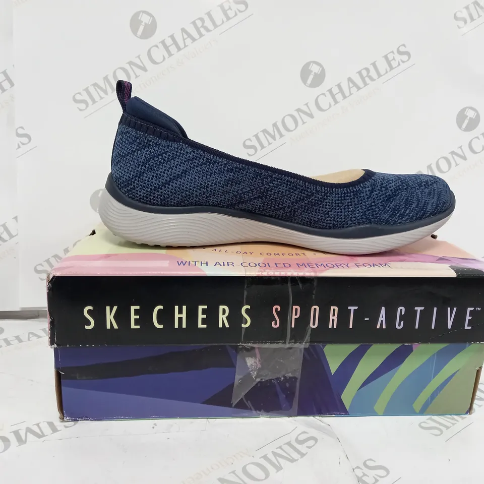 SIZE 5 SKETCHERS MICROBURST PUMP NAVY
