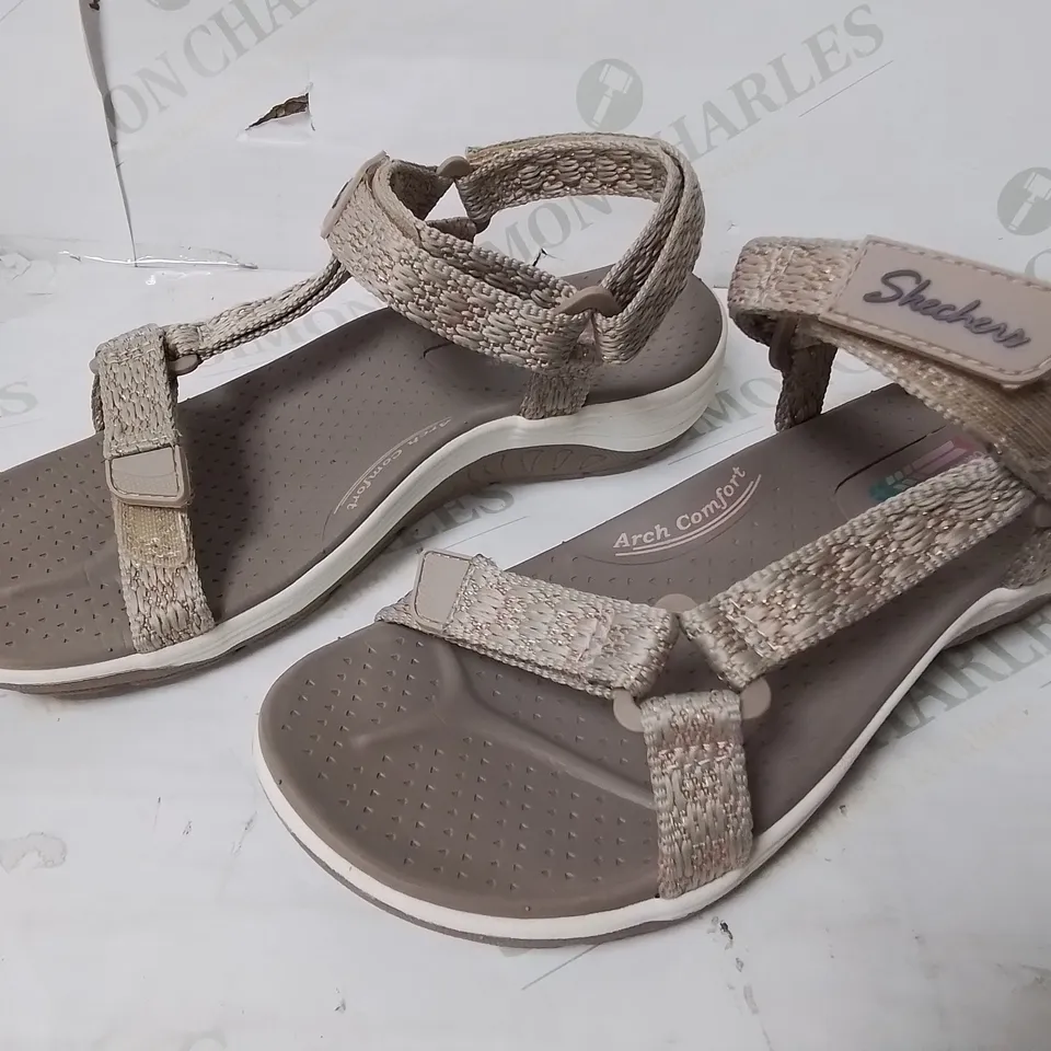 SKECHERS ARCH COMFORT SANDALS - SIZE UNSPECIFIED 