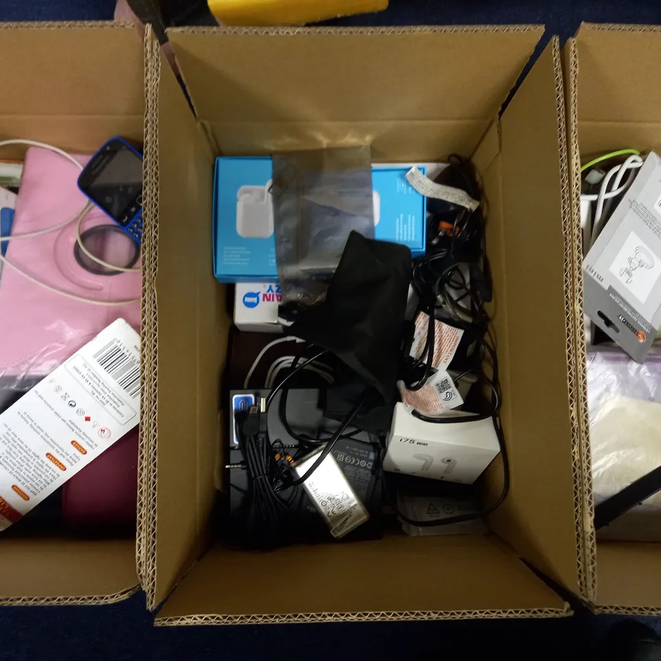 LOT OF APPROXIMATELY 40 ASSORTED ELECTRICAL ACCESSORIES