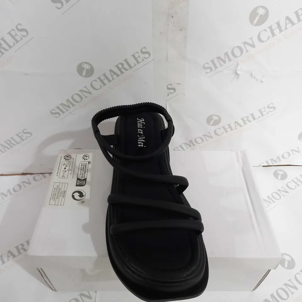 BOXED PAIR OF HUI ER MEI SIZE 38 BLACK HEELED SANDEL