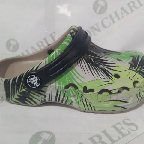 BOXED PAIR OF CROCS BAYA TROPICAL PRINT KIDS CLOGS IN GREEN SIZE 1