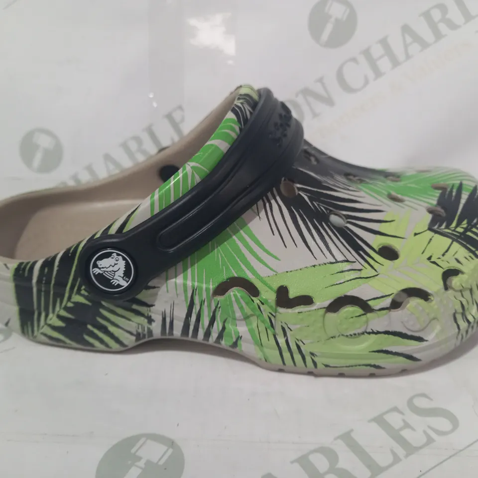 BOXED PAIR OF CROCS BAYA TROPICAL PRINT KIDS CLOGS IN GREEN SIZE 1