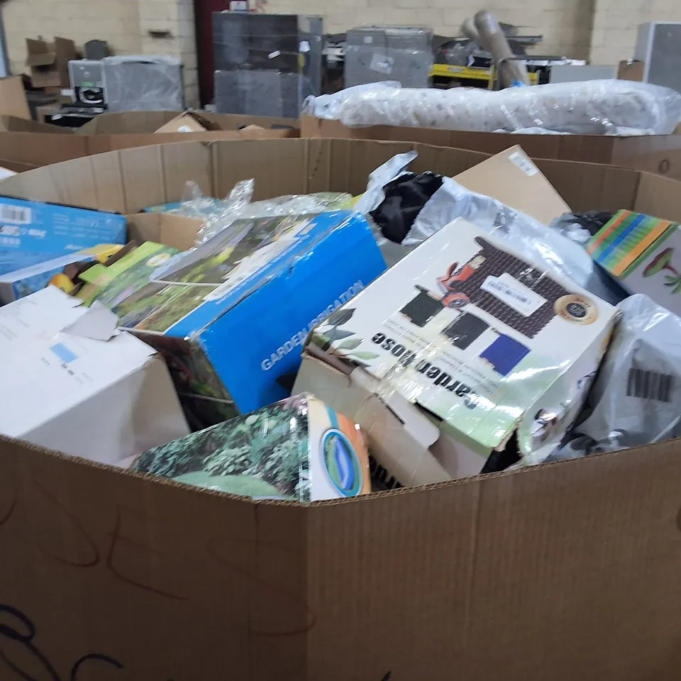PALLET CONTAINING A LARGE QUANTITY OF HOSES