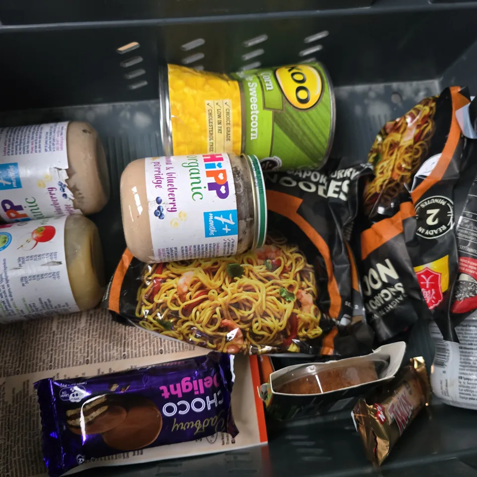 APPROXIMATELY 12 ASSORTED FOOD & DRINK ITEMS TO INCLUDE PEPXI MAX, AMOY SINGAPORE CURRY NOODLES, HIPP ORGAMIC, ETC - COLLECTION ONLY