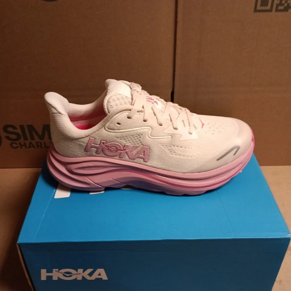BOXED PAIR OF HOKA CLIFTON 10 RUNNING TRAINERS - 3