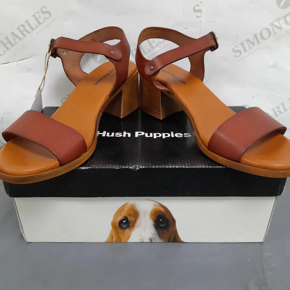 BOXED PAIR OF HUSH PUPPIES OPEN TOE LOW BLOCK HEEL SANDALS IN BROWN EU SIZE 39