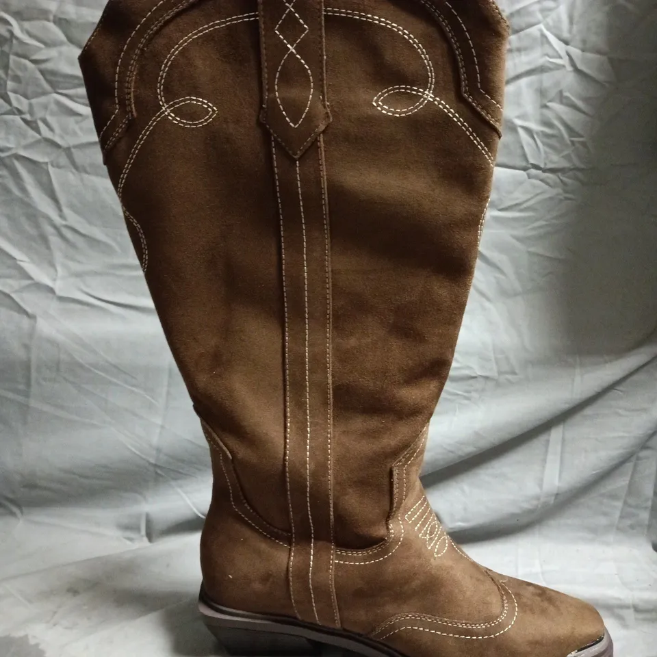 WOMEN'S BROWN SUEDE KNEE-HIGH BOOTS WITH WHITE STITCHING - 8W