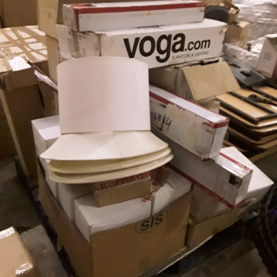 PALLET OF BRAND NEW HOMEWARE STOCK INCLUDING LAMP SHADES, KITCHEN LIGHTING & CHANDELIER 