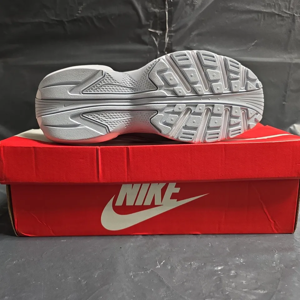 BOXED PAIR OF NIKE AIR MAX PORTAL SE TRAINERS IN FOOTBALL GREY/WHITE /METALLIC SILVER SIZE UK 5