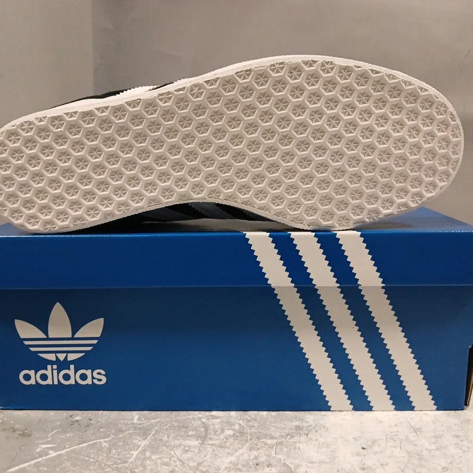 BOXED PAIR OF ADIDAS GAZELLE SHOES IN BLACK/WHITE SIZE UK 5.5