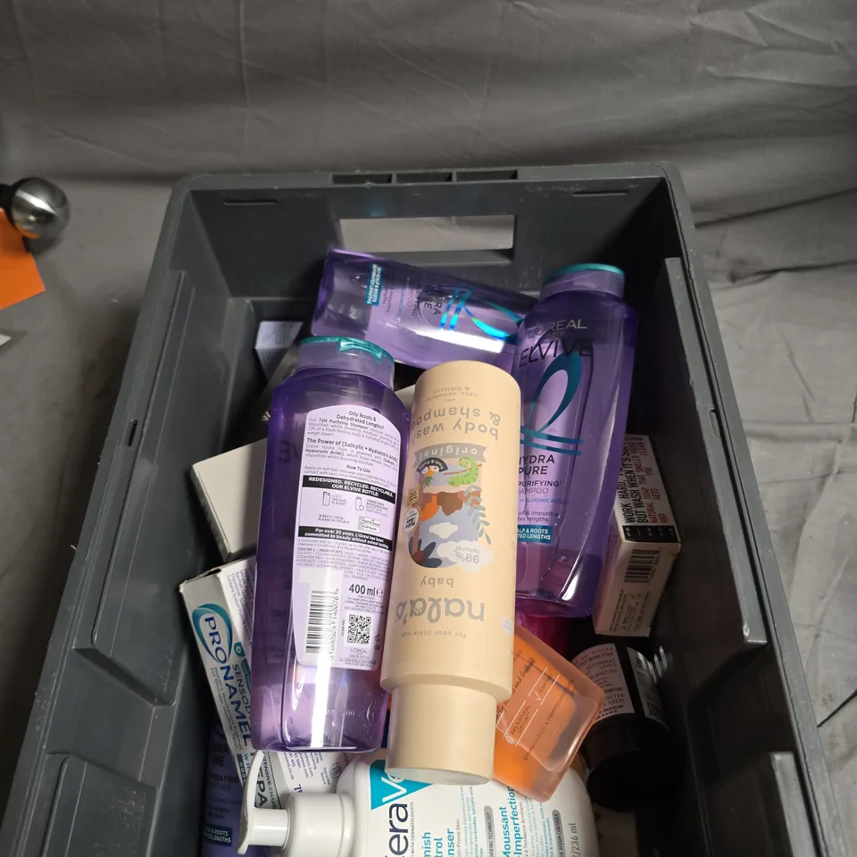 APPROXIMATELY 20 ASSORTED HEALTH AND BEAUTY PRODUCTS INCLUDING FEMFRESH DAILY WASH , L'OREAL ELVIVE SHAMPOO AND RADOX SHOWER GEL 
