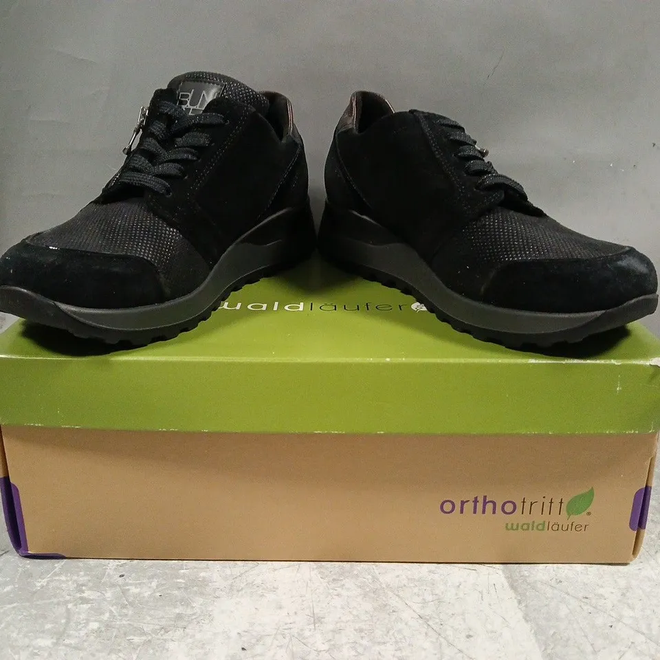 BOXED PAIR OF WALD LAUFER SHOES IN BLACK SIZE 4