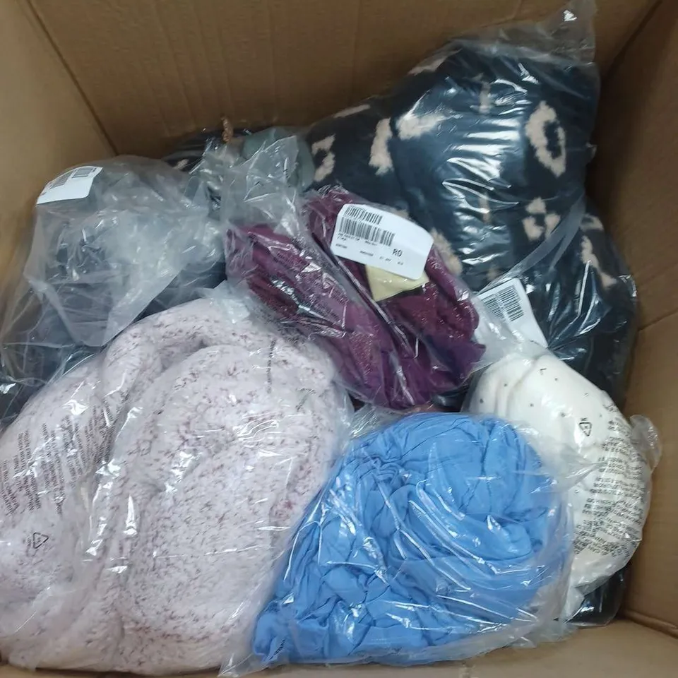 APPROXIMATELY 20 LADIES CLOTHING ITEMS. VARIOUS COLOURS, STYLES AND SIZES