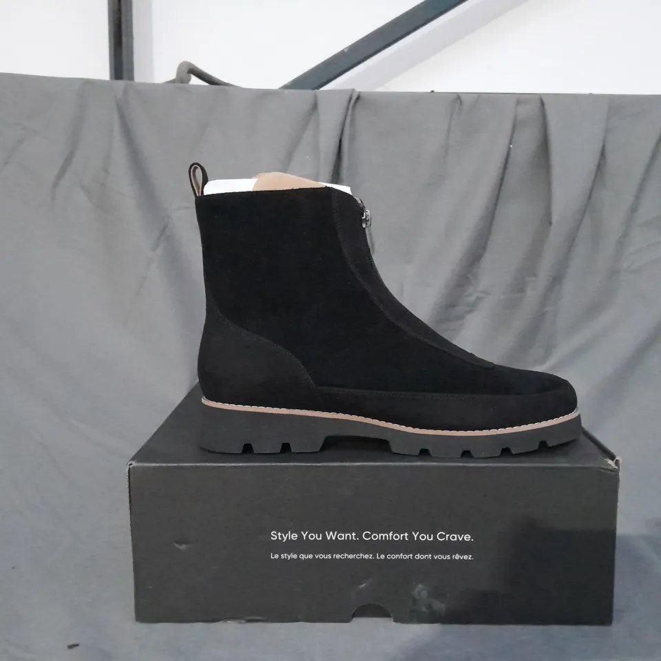 BOXED PAIR OF VIONIC CHARM ESTILLO BOOTS IN BLACK SIZE 8