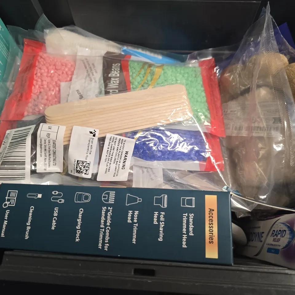 APPROXIMATELY 15 ASSORTED HEALTH & BEAUTY PRODUCTS TO INCLUDE SENSODYNE MINT, GARNIER TAN LOTION, ELECTRIC TRIMMER, ETC - COLLECTION ONLY