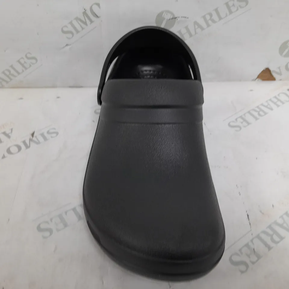 PAIR OF CROCS SPECIALIST II WORK CLOGS IN BLACK - UK MENS 7