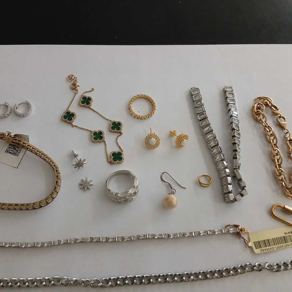 APPROXIMATELY 15 PIECES OF ASSORTED JEWELLERY 