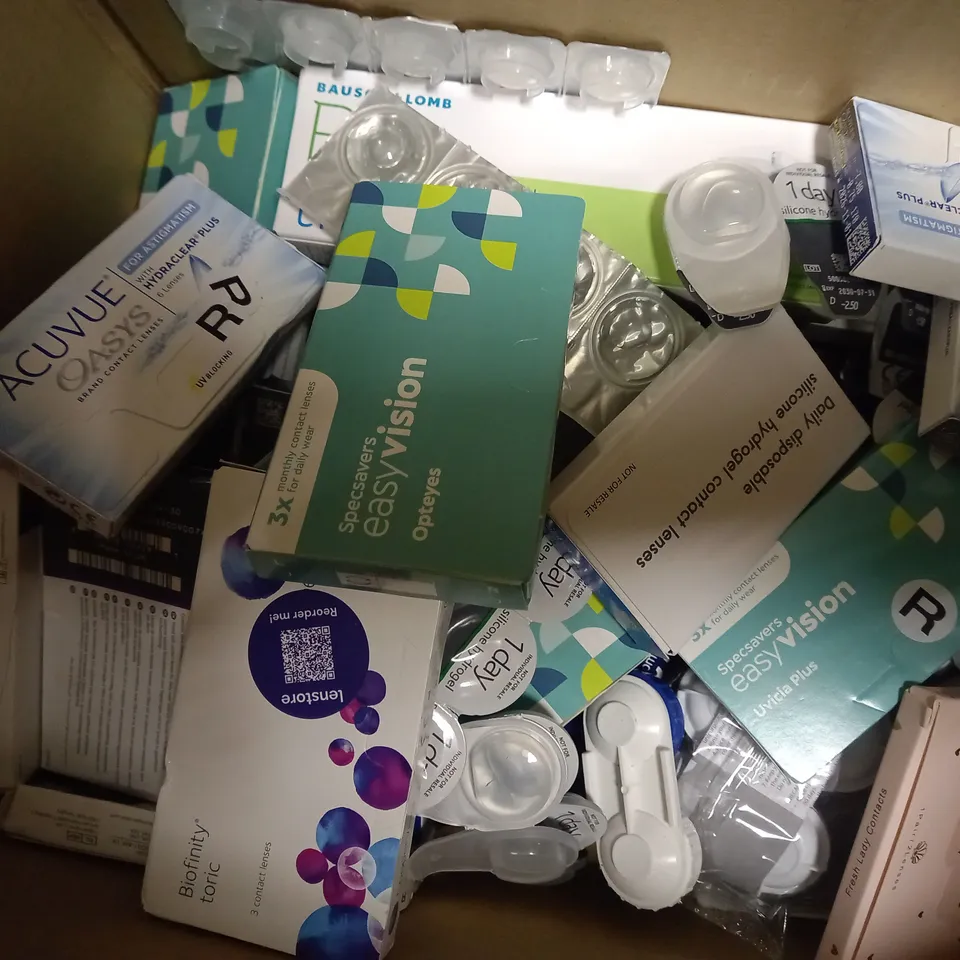 APPROXIMATELY 30 ASSORTED CONTACT LENS PRODUCTS TO INCLUDE COOPER VISION BIOFINITY TORIC 3 PCS, ACUVUE OASYS 6PCS, SPECSAVERS EASY VISION 