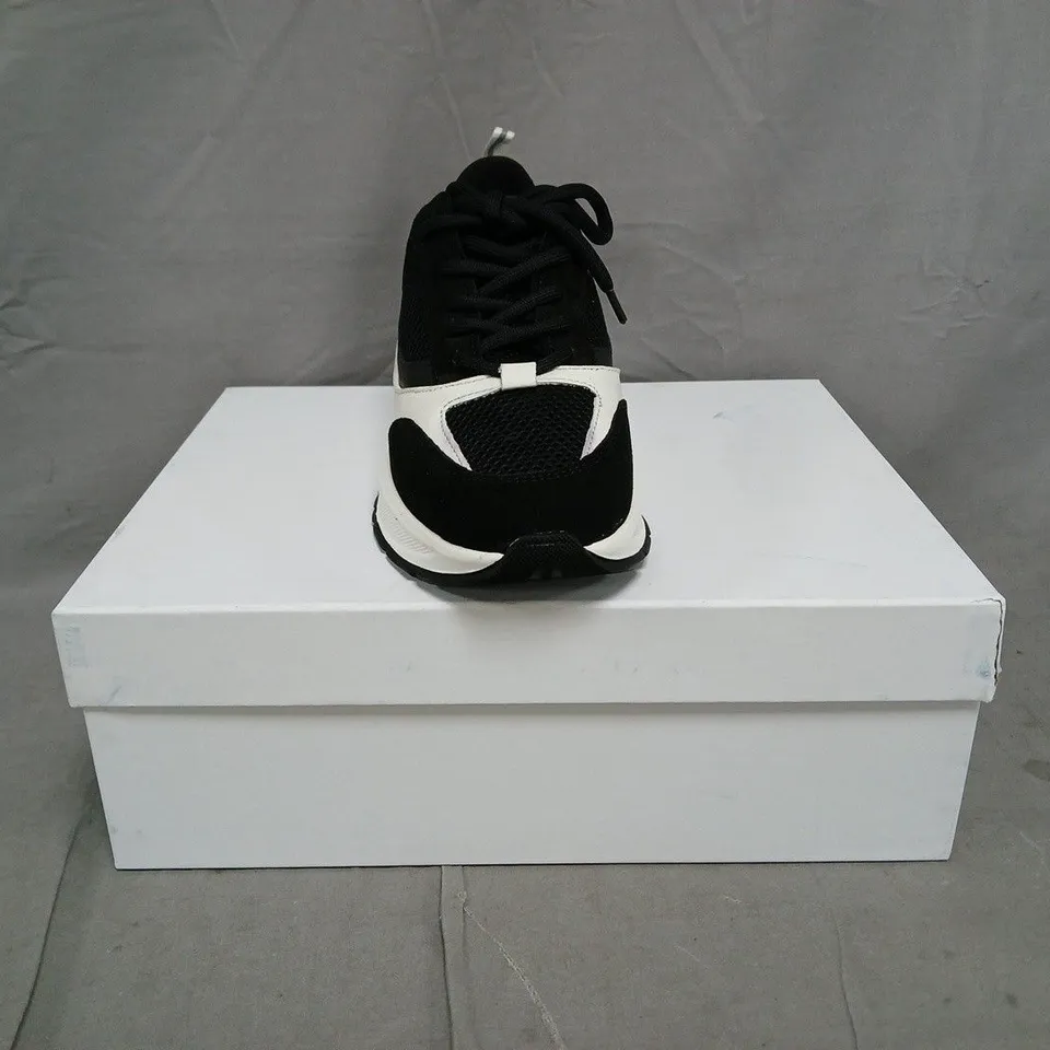 BOXED PAIR OF CLEENS ESSENTIAL RUNNER TRAINERS IN VIPER BLACK/WHITE SIZE UK 9