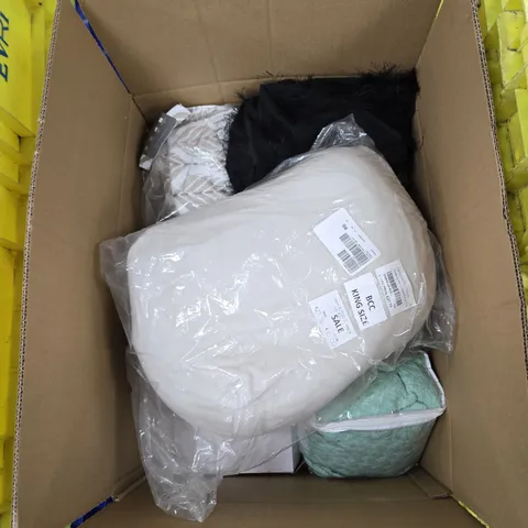 BOX OF APPROXIMATELY 12 ASSORTED ITEMS TO INCLUDE: UK 6 HUSHPUPPIES PUMPS 