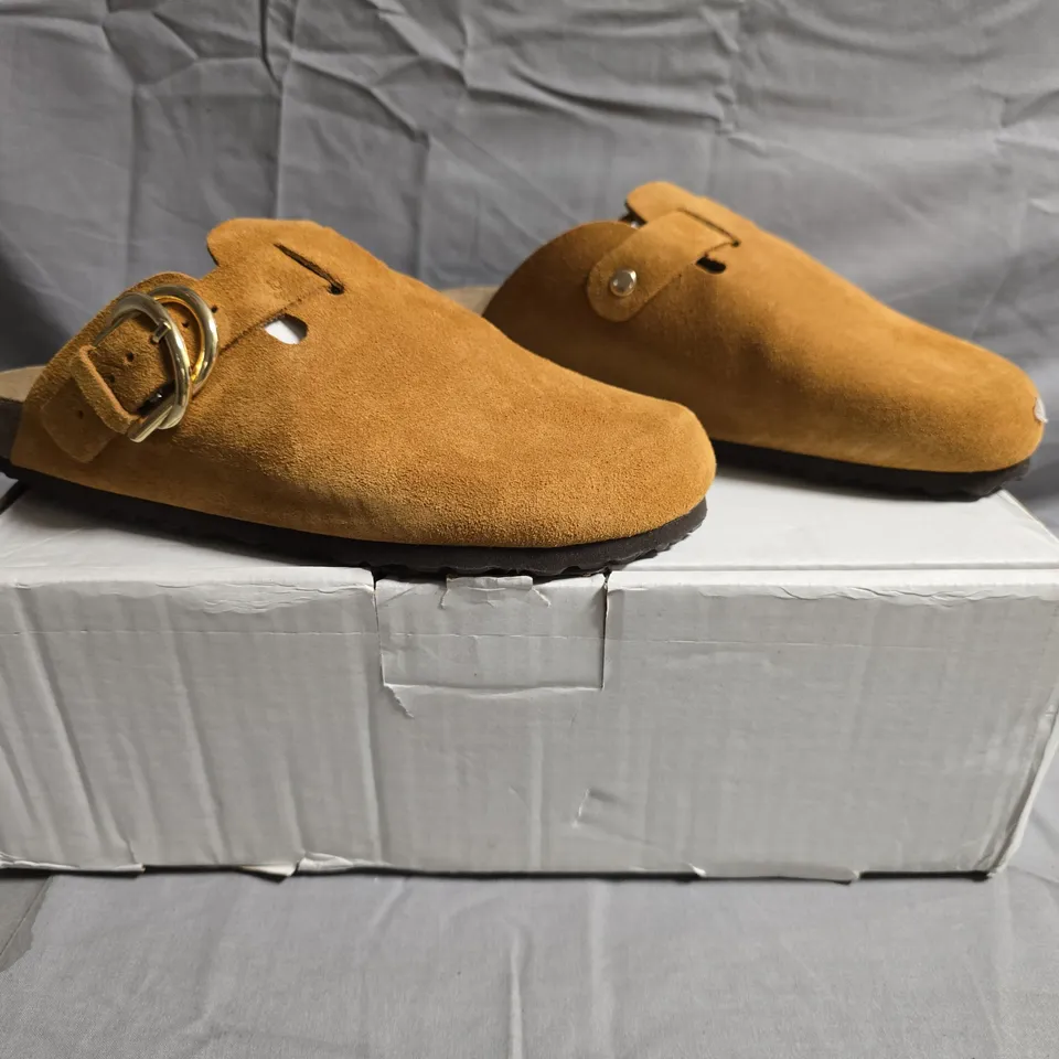 BOXED PAIR OF UNBRANDED MULES IN TAN SIZE UNSPECIFIED