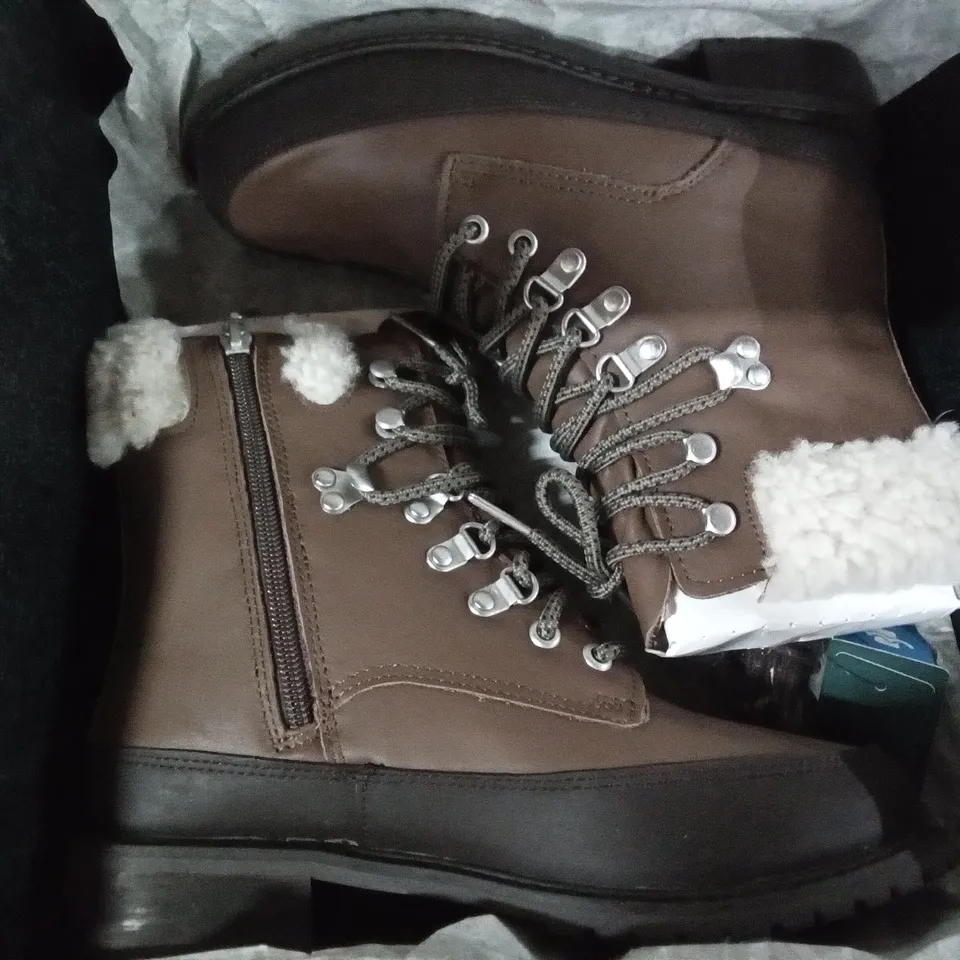 3 SHOE BOXES CONTAINING EMU OKAB WATERPROOF BOOTS OAK 2 × SIZE 4, 1 × SIZE 5