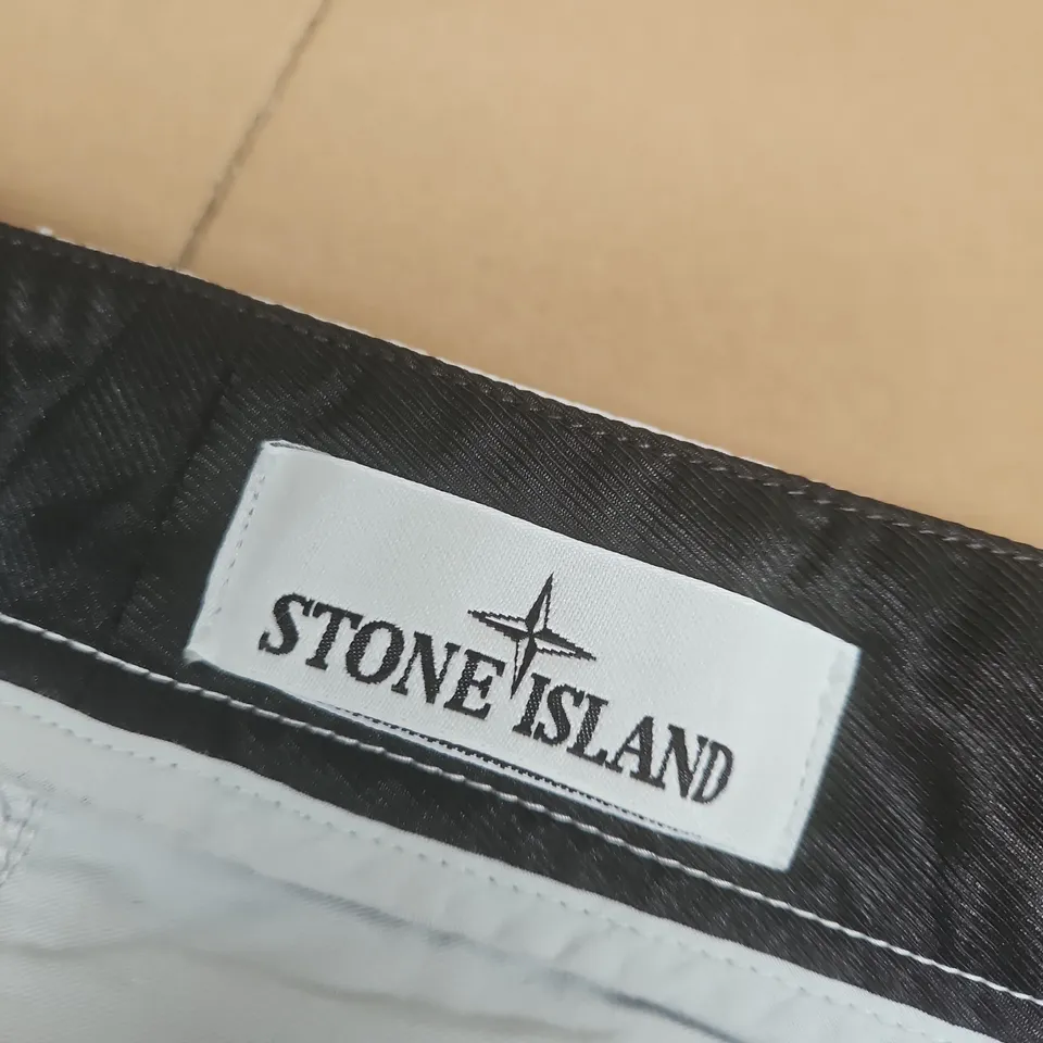 STONE ISLAND CARGO SHORTS – LIGHT GREY SIZE W 34
