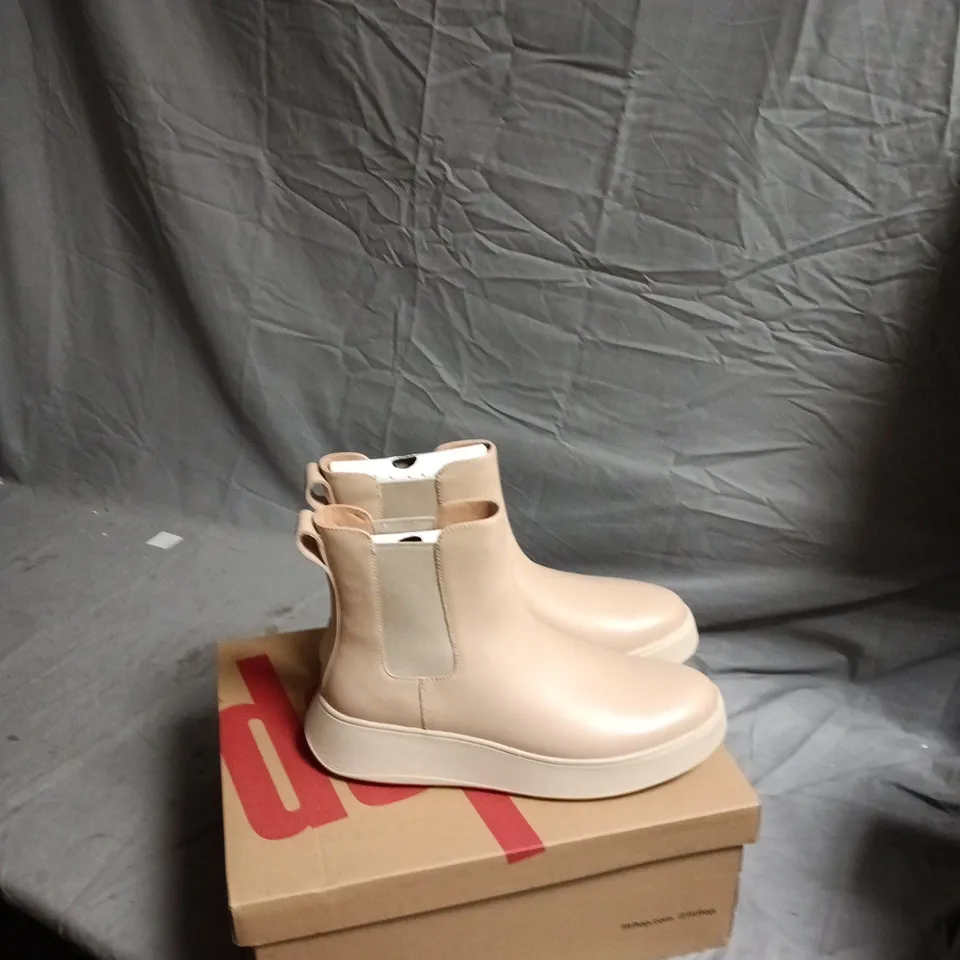 FITFLOP F-MODE LEATHER FLATFORM CHELSEA BOOTS – CLASSIC BEIGE, UK 7