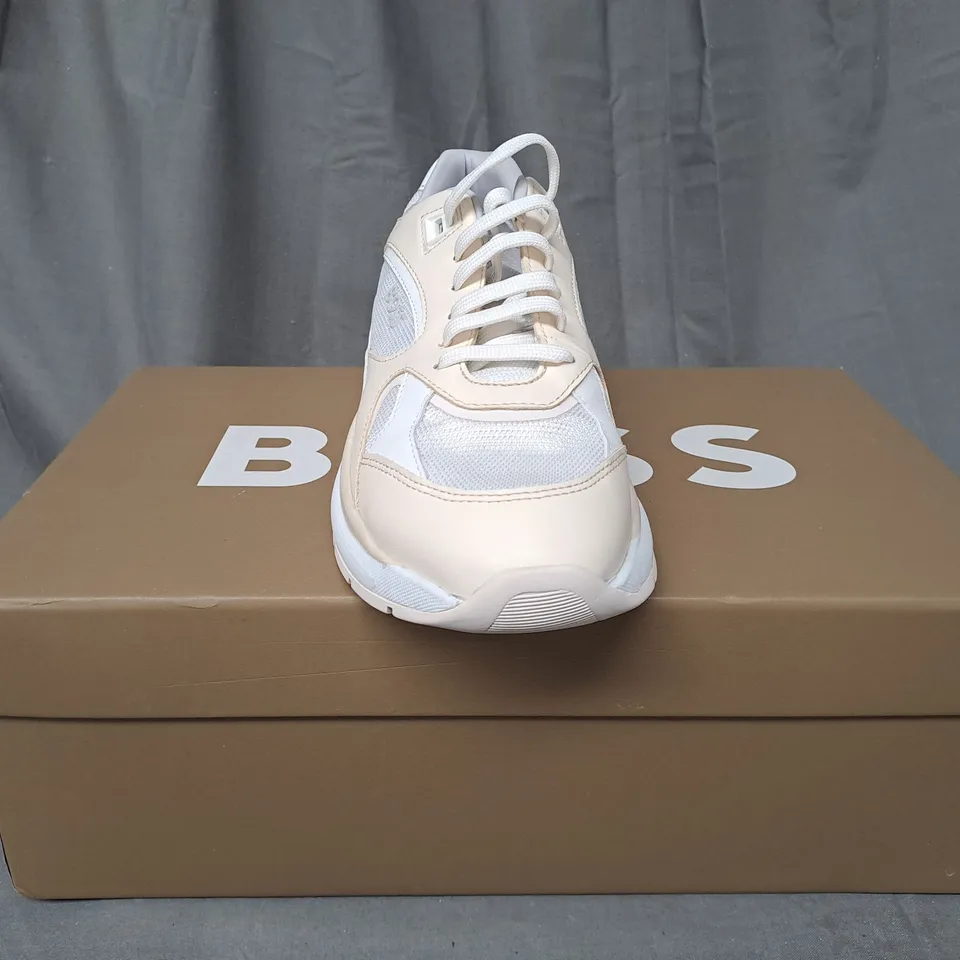 BOXED PAIR OF BOSS SKYLAR RUNNER TRAINERS IN WHITE UK SIZE 5