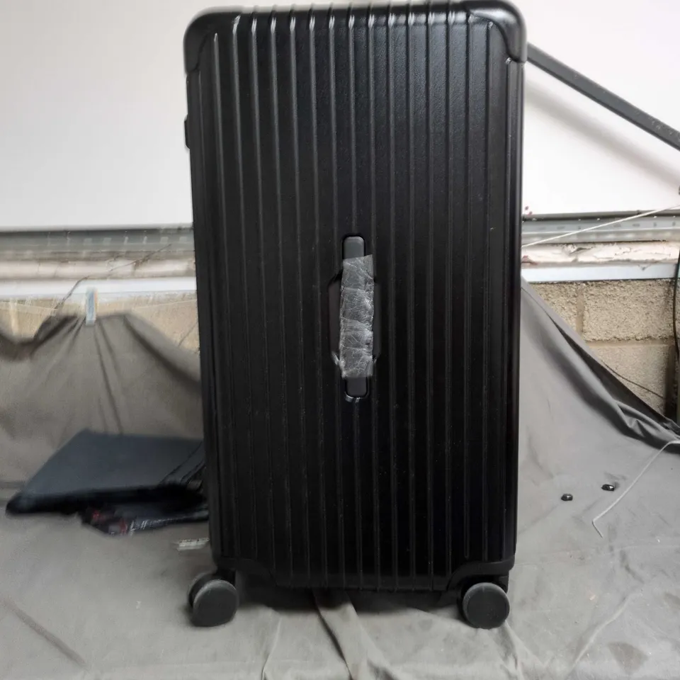 BLACK RIBBED HARD-SHELL CABIN SUITCASE WITH WHEELS 