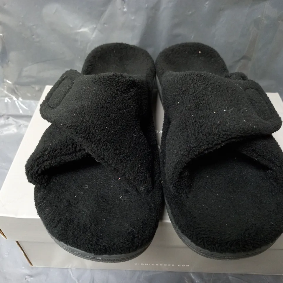VIONIC INDULGE RELAX SLIPPERS IN BLACK - UK 6