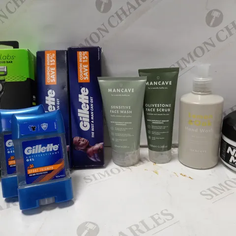 LOT OF APPROX 8 ASSORTED MEN'S GROOMING PRODUCTS TO INCLUDE GILLETTE SHAVER, ANTI-PERSPIRANT GEL, MANCAVE SENSITIVE FACE WASH, ETC