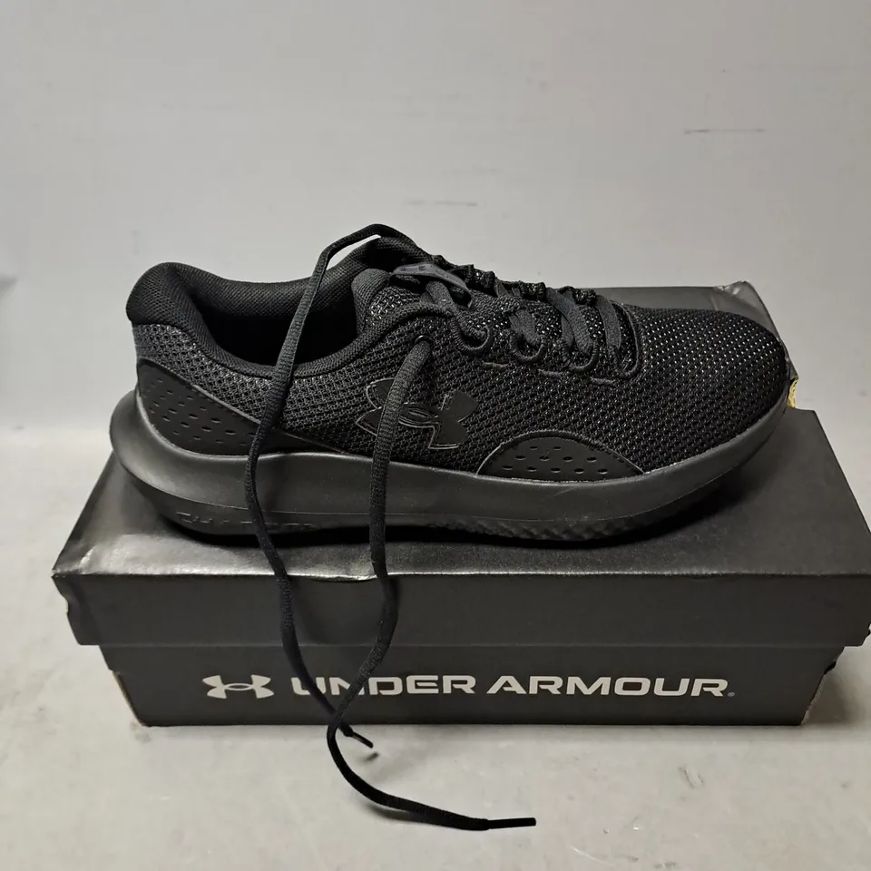 BOXED PAIR OF UNDER ARMOUR CHARGED SURGE TRAINERS IN BLACK SIZE 6