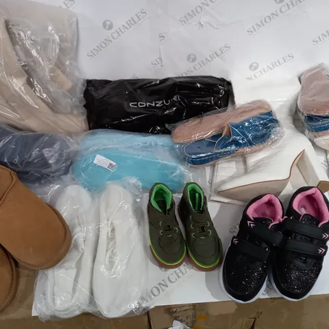 BOX OF 15 ASSORTED PAIRS OF FOOTWEAR TO INCLUDE: CONZURI, ROASD ANGELS, DUNNES ETC