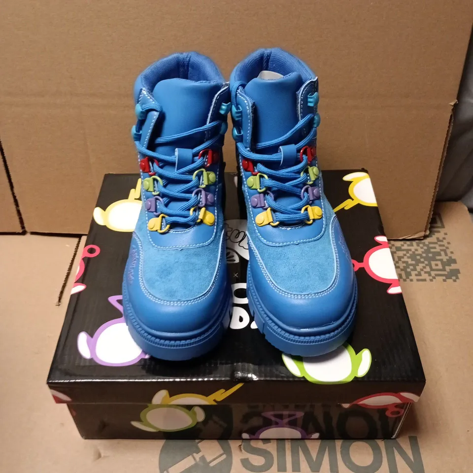 BOXED PAIR OF KOI HOME HILL TELETUBBIES KIDZ BOOTS IN BLUE - UK KIDS SIZE 1