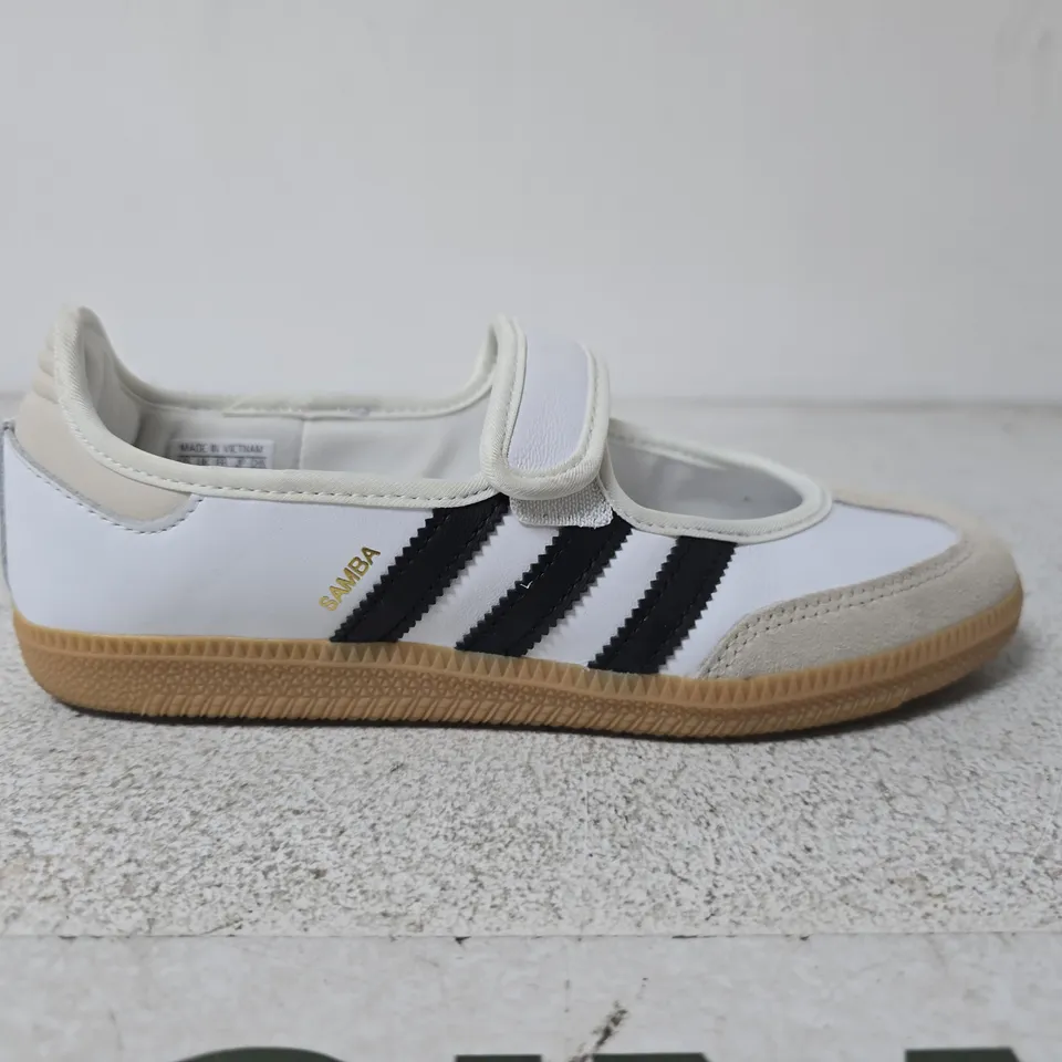 PAIR OF ADIDAS SAMBA TRAINERS – SIZE 5