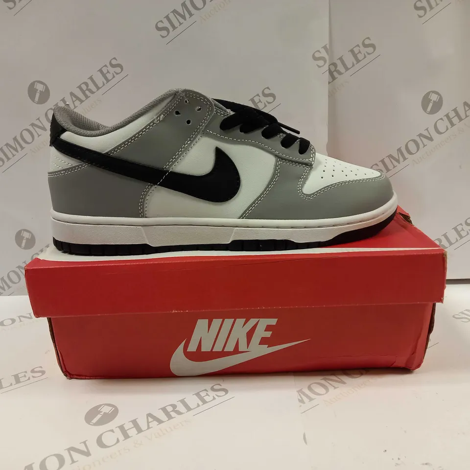 BOXED PAIR OF NIKE CW1590 DUNK LO RETRO TRAINERS UK SIZE 10 