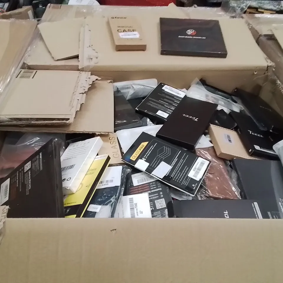 PALLET CONTAINING A LARGE QUANTITY OF PHONE CASES,SCREEN PROTECTORS 