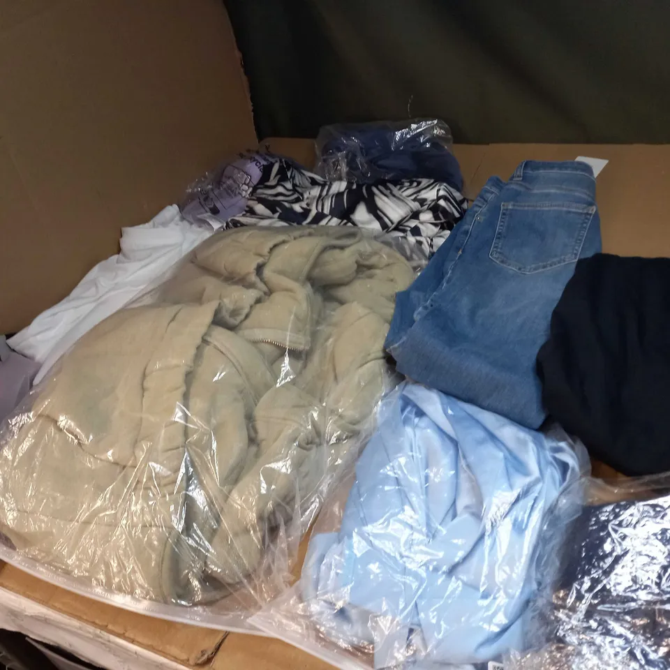 LOT OF APPROX 20 ASSORTED CLOTHING ITEMS TO INCLUDE JUMPERS, SOCKS AND T-SHIRTS