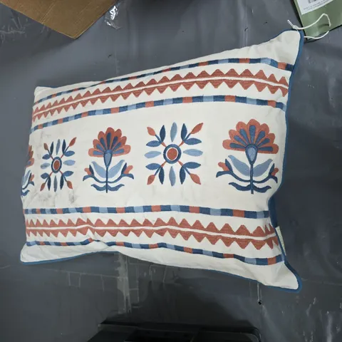 DECORATIVE CUSHION PILLOW WITH WHITE FABRIC AND BLUE-RED FLORAL GEOMETRIC PRINT