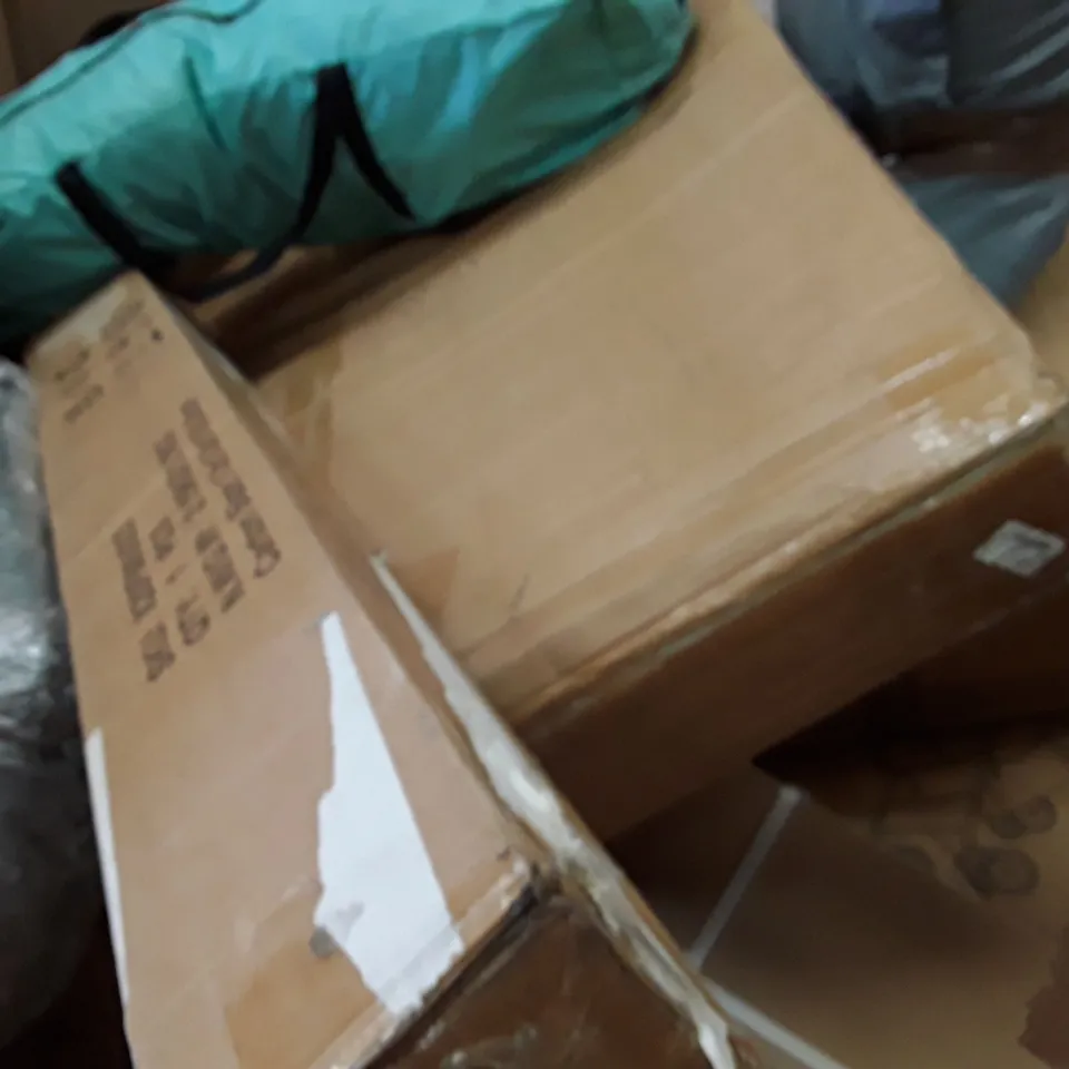 PALLET OF ASSORTED HOUSEHOLD ITEMS TO INCLUDE PORTABLE ICE BATH, TAPS, BLINDS AND CAMPING CHAIRS ECT