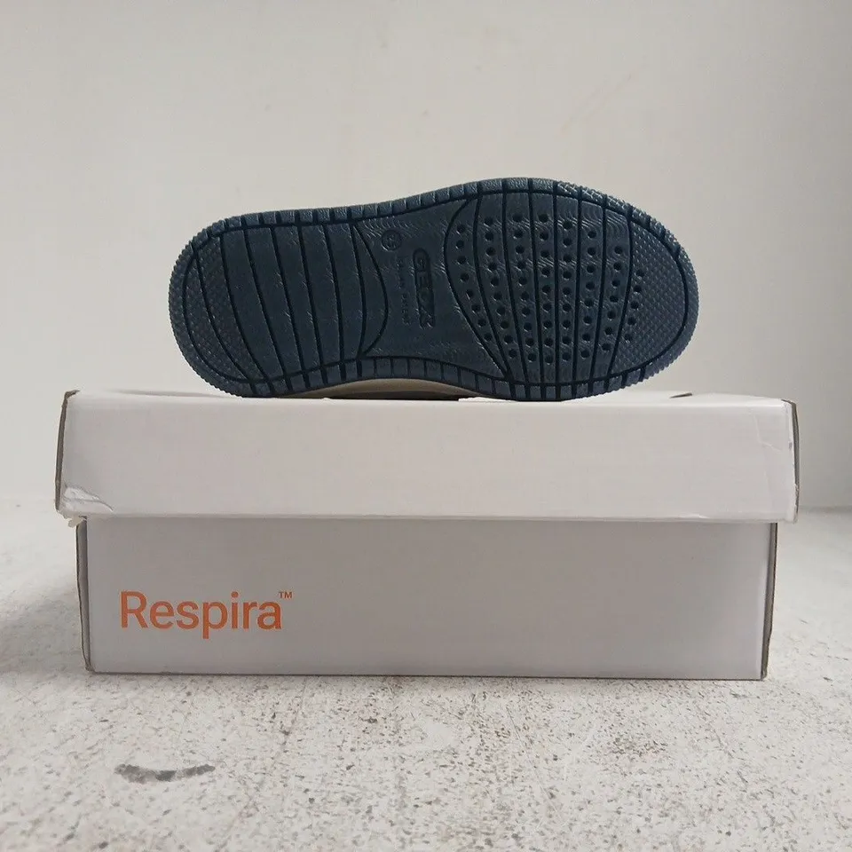 BOXED PAIR OF GEOX KID'S TRAINERS IN WHITE/NAVY SIZE 7.5