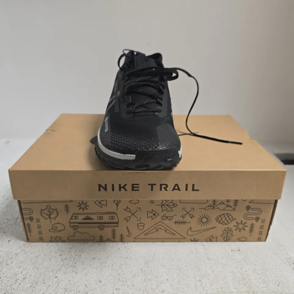 BOXED PAIR OF NIKE REACT PEGASUS TRAIL 4 GTX TRAINERS IN BLACK SIZE UK 8